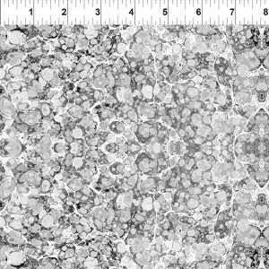 Op de afbeelding: Abstract marmerpatroon in grijstinten en wit. Het patroon lijkt op een draaiend, organisch ontwerp met verschillende vormen en maten.