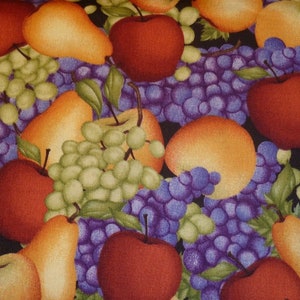 Op de afbeelding: Een stoffen patroon met een herhalend ontwerp van rode appels, gele peren en paarse druiven op een zwarte achtergrond.