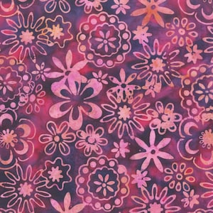 Op de afbeelding: Een naadloos patroon met verschillende roze en paarse bloemenontwerpen op een donkerpaarse achtergrond. De bloemen zijn gestileerd en hebben een batikachtige uitstraling.