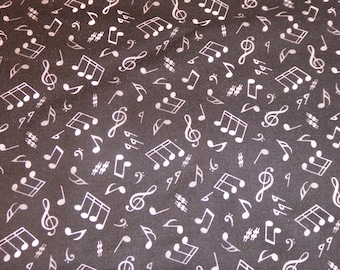 Tela patchwork negra con notas en blanco y gris