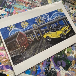 Puede incluir: Un coche amarillo conduciendo bajo un puente con un cielo nocturno estrellado pintado en el fondo. La pintura está realizada en un estilo que recuerda a La Noche Estrellada de Vincent van Gogh.