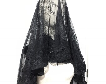 Mournung chantilly veil with cross stiched borders lace and hidden hair comb