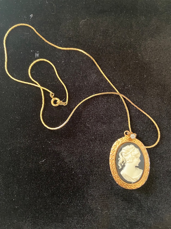 Vintage Cameo Resin Necklace