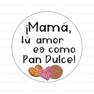 Può includere: Un adesivo rotondo con il testo "¡Mamá, tú amor es como Pan Dulce!" in lettere nere. L'adesivo presenta tre pasticcini colorati: un pasticcino rosa a forma di cuore, un pasticcino marrone e un pasticcino marrone a forma di mezzaluna.