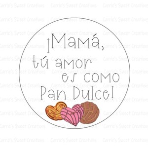 以下が含まれることがあります： 黒い文字で「¡Mamá, tú amor es como Pan Dulce! 」と書かれた白い円。円は「Carrie's Sweet Creations」という文字のパターンで囲まれています。円の底には、渦巻き模様の茶色のペストリー、ハート型のピンクのペストリー、貝殻のような模様の茶色のペストリーの3つのハート型のペストリーがあります。