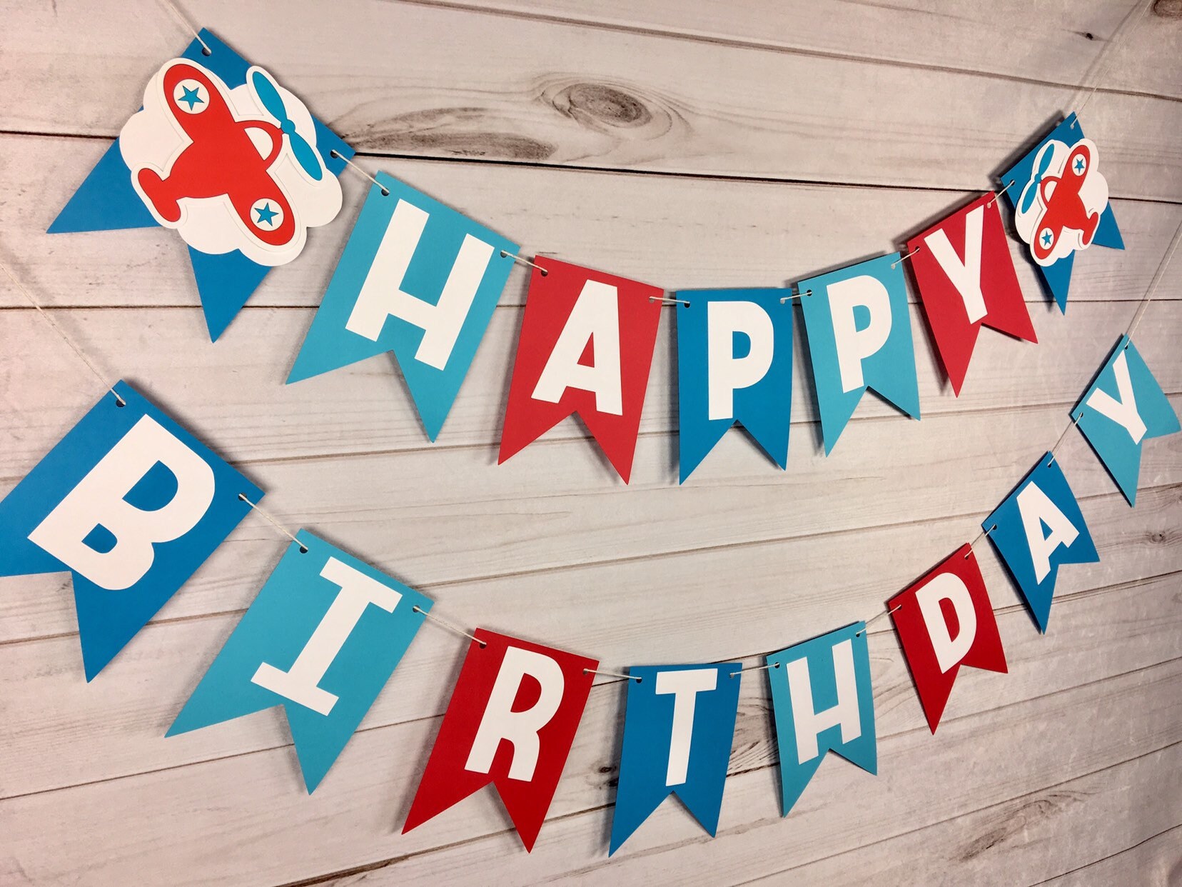 Happy Birthday Banner Flugzeug-Design – 15-teilige Wimpelkette, 4,6 M Lang, Rotes Flugzeug-Motiv