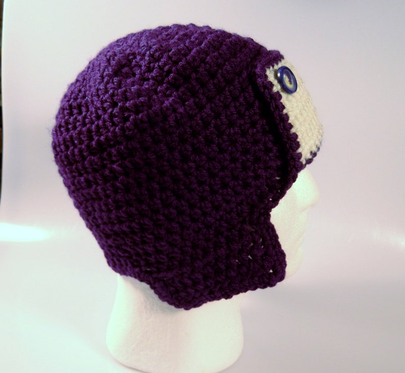 Enfant fait main Pour enfants Purple foncé et blanc Crochet Aviator Chapeau pilote avec Earflaps Ear Flaps Button Embellissements image 3