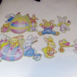 Juego vintage de 6 adornos de cartón troquelados para Pascua: conejos, conejitos, huevos de Pascua, aulas y hogar