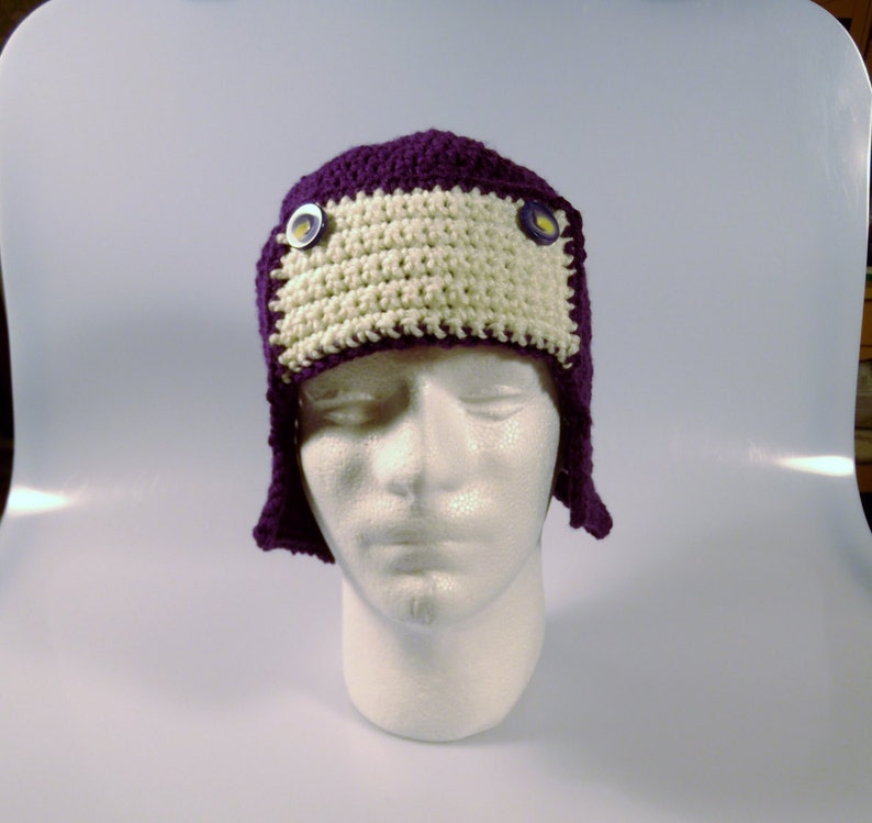 Enfant fait main Pour enfants Purple foncé et blanc Crochet Aviator Chapeau pilote avec Earflaps Ear Flaps Button Embellissements image 1