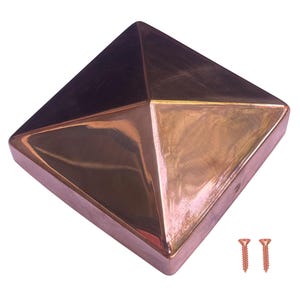 以下が含まれることがあります： 正方形のベースを持つ、銅色のピラミッド型ポストキャップ。キャップは研磨仕上げで、2本の銅色のネジが付属しています。この製品は屋外での使用を目的としており、装飾的で保護的な要素を提供します。