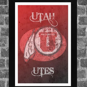 Peut inclure: Impression artistique encadrée avec un design vieilli. Le mot "UTAH" en écriture blanche orne le haut, et "UTES" le bas. Un emblème circulaire central affiche un grand "U" et "SALT LAKE CITY". Le fond est rouge.