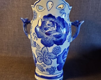 Blue & White Vase, 7 1/4 in. Blue and White Chinese Vase, Collectible Blue and White