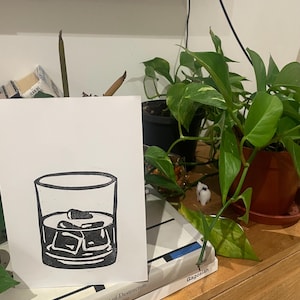Linosnededruk whiskyglas – handgedrukte barkunst cadeau voor hem