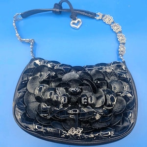 BRIGHTON Rosalie Flower Petal Black Patent Leather Shoulder Bag Purse Chain immagine 1