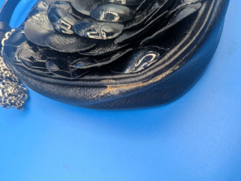 BRIGHTON Rosalie Flower Petal Black Patent Leather Shoulder Bag Purse Chain immagine 4