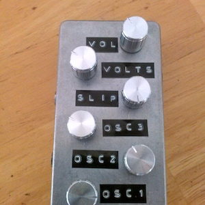 P.E Machine Harsh Noise Synthesizer - Analog Ordnance - Bordsdrönarsynt med trippeloscillator, slipfilter, power starve