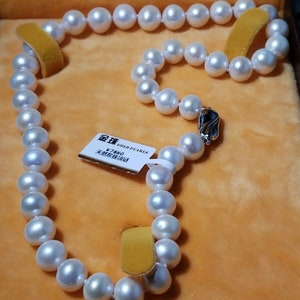 New 14K GOLD beautifully lustrous large and perfect splendid  PEARL NECKLACE 17"