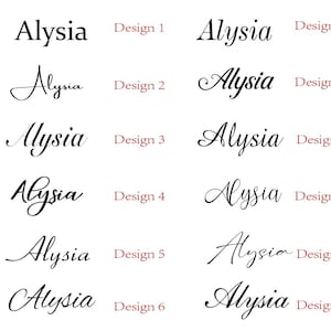 Op de afbeelding: Op een witte achtergrond staan twaalf variaties van de naam "Alysia" in verschillende lettertypen. Elk ontwerp is genummerd van 1 tot 12. De tekst is zwart, de ontwerpnummers zijn rood.
