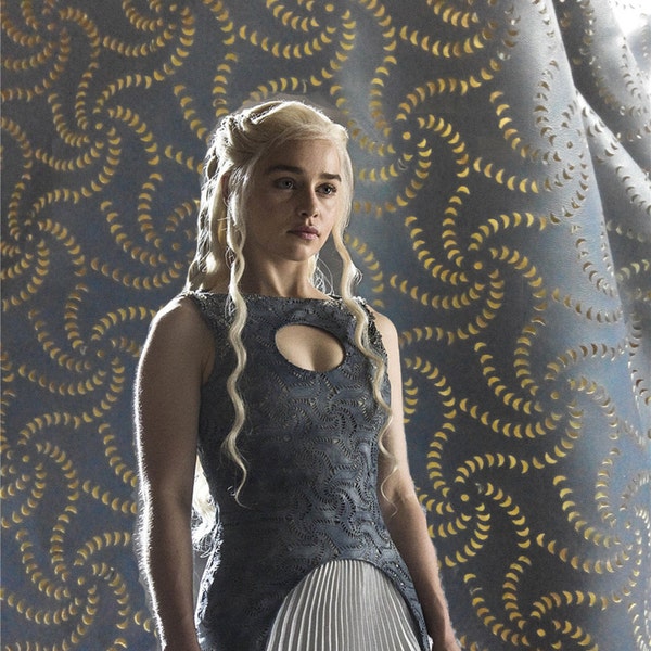Tela para el vestido de Juego de Tronos Daenerys Targaryen en la temporada 4, Daenerys Mereen tejido de vestido cortado con láser 1 yarda