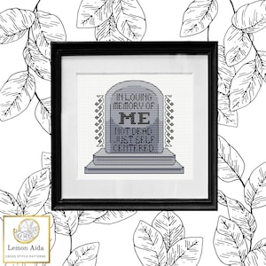 Puede incluir: Obra de arte de punto de cruz enmarcada en negro. El diseño presenta una lápida con el texto "IN LOVING MEMORY OF ME NOT DEAD JUST SELF CENTERED" en negro y gris. El fondo es blanco con un patrón de hojas.