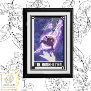 Puede incluir: Patrón de punto de cruz de la carta del tarot El Colgado. La carta presenta a un hombre colgado boca abajo con un halo, rodeado de formas geométricas moradas y blancas. El texto "THE HANGED MAN" está impreso en la parte inferior de la carta.