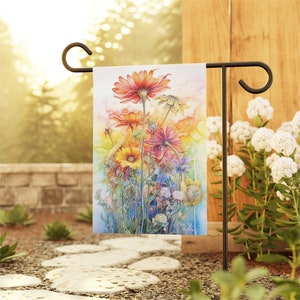 Puede incluir: Una bandera de jard&iacute;n de acuarela con un ramo de flores coloridas sobre un fondo blanco. Las flores est&aacute;n pintadas en tonos de rosa, amarillo, naranja y rojo.