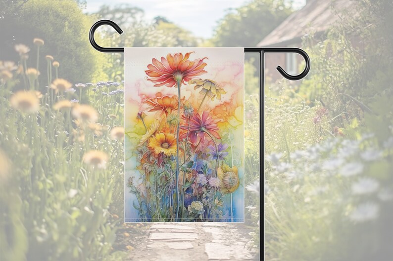 Puede incluir: Una pintura de acuarela que representa una escena de jard&iacute;n con una variedad de flores coloridas, incluyendo rojas, naranjas, amarillas y moradas. Las flores est&aacute;n dispuestas en un ramo suelto, con algunos tallos que se extienden m&aacute;s all&aacute; del marco. El fondo es una suave acuarela difuminada de azul y verde.