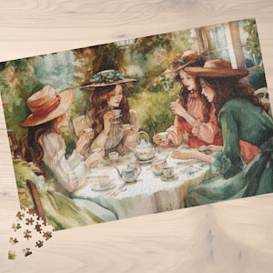 Puede incluir: Cuatro mujeres con sombreros están sentadas alrededor de una mesa en un jardín, disfrutando de té y pasteles. La mesa está cubierta con un mantel blanco y decorada con flores. Las mujeres visten ropa de inspiración vintage y tienen un aire relajado y alegre.