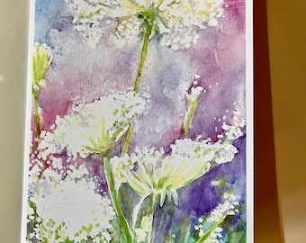 Può includere: Dipinto ad acquerello di fiori bianchi di carota selvatica con steli verdi su uno sfondo di tonalità blu, viola e rosa. L'opera d'arte è su una carta bianca con un retro marrone.