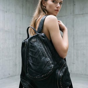 Zaino in pelle Black Sheep: cuciture curate nei dettagli, inserti borchiati, tasche multiple.