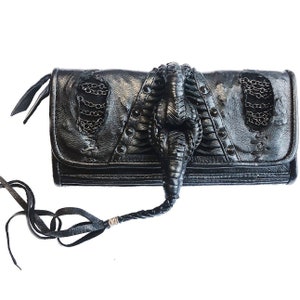 CLUTCH INDRA - Clutch de piel negra con detalles apocalípticos, Burning Man, moda festivalera