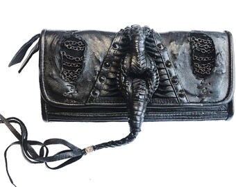 INDRA CLUTCH - Schwarze Leder-Clutch mit Endzeit-Details, brennender Mann, Festival-Mode