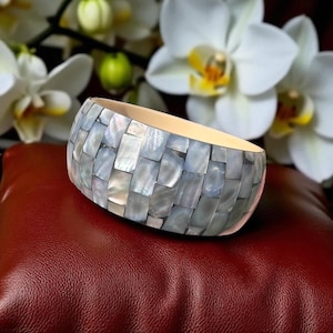 Vintage Lucite Bangle, Abalone Retro Lucite Bangle, Retro Funky Acrylic Bracelet, Handmade Boho Lucite Bangle Fashion Jewelry Mother of Pearl