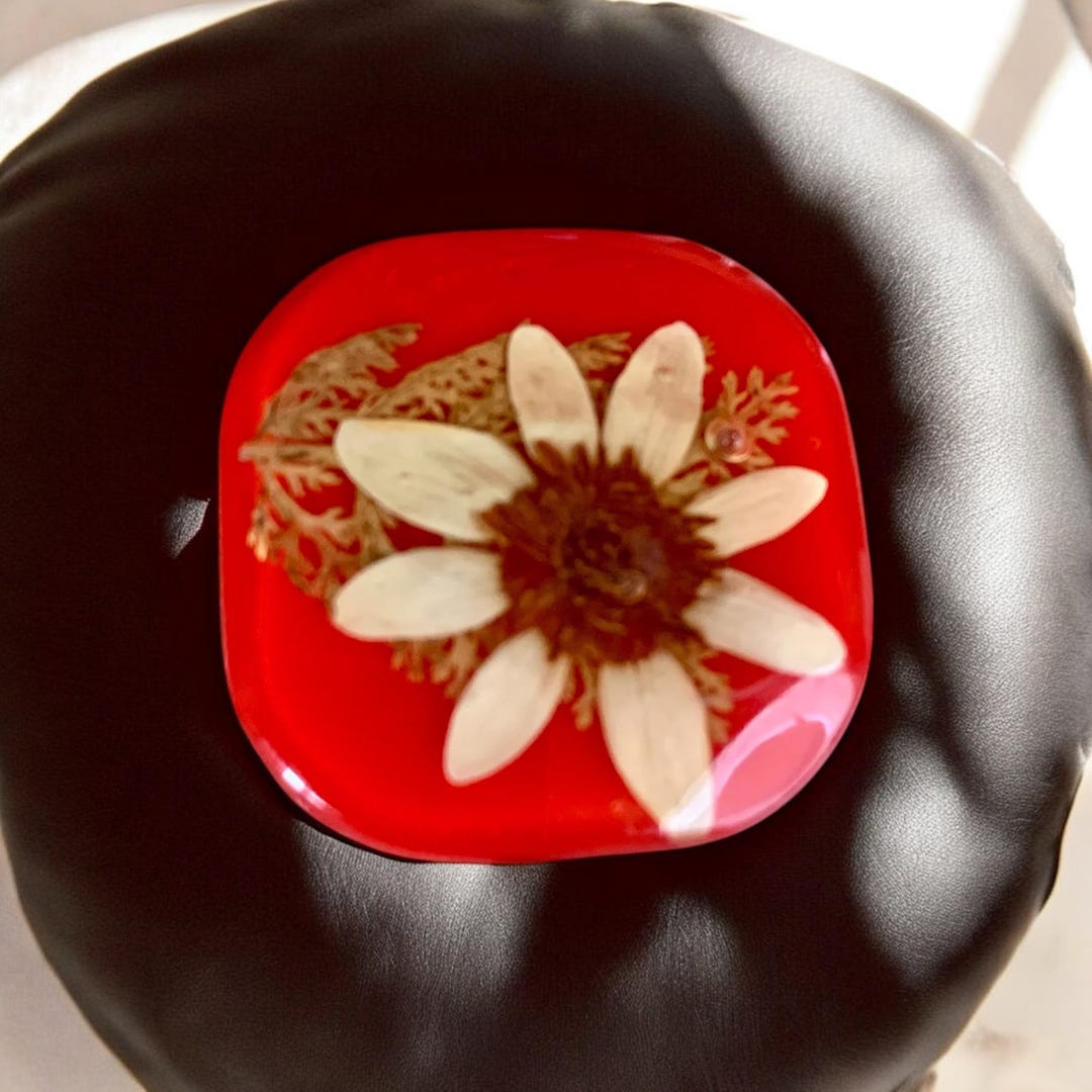 Broche Vintage Années 50 En Lucite Rose Et Feuillage - Alliage - Attache Solide - Neuf Sans Boîte