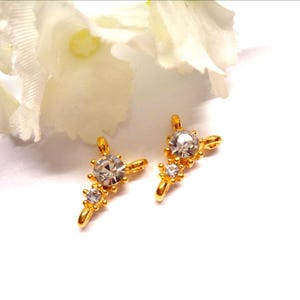 2 kleine driehoekige verbindingsstukken, 3 ringen, transparante strass-steentjes met goudkleurige afwerking, 13x9mm - 2 x Kleine 3-punts goudkleurige verbindingsstukken, transparante strass-steentjes