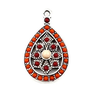 Peut inclure: Pendentif argenté en forme de goutte d'eau, orné de pierres précieuses orange et rouges. Le pendentif présente un motif floral central avec une pierre de couleur crème. Le bord extérieur est bordé de petites perles oranges, créant un bijou décoratif.