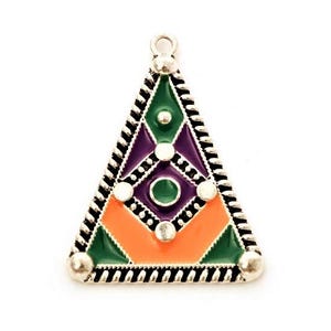 Peut inclure: Un pendentif triangulaire argenté avec un motif émaillé coloré. Le pendentif présente des formes géométriques vertes, violettes et orange, rehaussées de points blancs et d'une bordure argentée texturée. Une petite boucle est en haut pour attacher une chaîne.