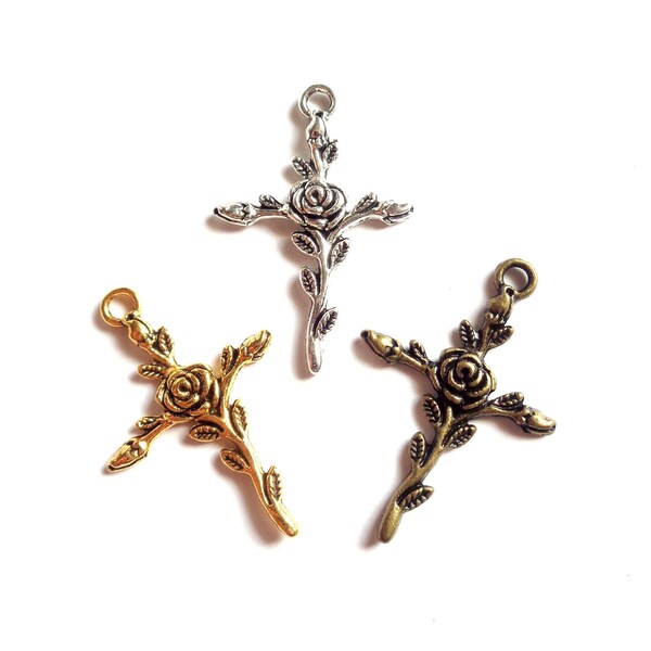 2 ou 4 Pendentifs croix vintage fleurie, argenté / bronze / doré antique, 35/23 mm - 2 or 4 retro rosebud cross pendants, 3 tones to choose