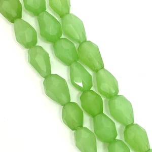2 o 4 perle a goccia grandi, 15x10 mm, VERDE PALLIDO OPACO, vetro sfaccettato traslucido - 2 o 4 perle di vetro sfaccettate a goccia verde chiaro giada