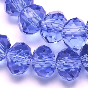 Peut inclure: Un brin de perles de verre facettées de couleur bleu clair. Les perles ont un motif strié et sont de forme ronde.