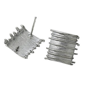 Könnte beinhalten: Zwei silberfarbene Ohrstecker. Einer ist quadratisch mit horizontalen Linien, der andere ist gebogen mit einem Stift. Die Ohrringe haben eine strukturierte, metallische Oberfläche und sind vor weißem Hintergrund.