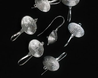 Paire de crochets d'oreilles argenté, forme ovale bombée, aspect strié structuré, 30x 16mm - 2 structured silver domed oval ear wire hooks