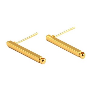 Peut inclure: Une paire de boucles d'oreilles en forme de barre dorée avec une tige et une petite boule à l'extrémité. Les boucles d'oreilles sont rectangulaires et présentent un design simple et moderne. Le fond est blanc.