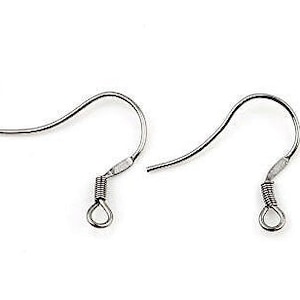 Peut inclure: Deux crochets d'oreille argentés avec une fermeture à ressort. Les crochets sont en métal et ont une finition lisse.