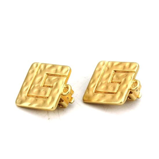 2 CLIPS (non-pierced ears) + ring, LABYRINTH SQUARE light gold matte hammered 19x16mm
