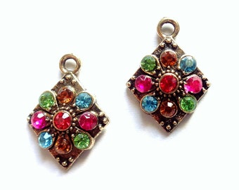 RARE ! 2 pendentifs d'esprit baroque / médiéval / rétro, forme losange, légèrement bombé, strass multicolores sur vieil or, 20 X 15 mm