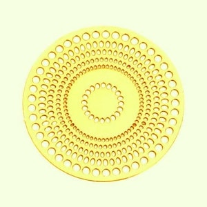 Könnte beinhalten: Ein kreisförmiges, gelbes Objekt mit einer Reihe konzentrischer Kreise aus gleichmäßig verteilten Löchern. Das Design weist einen zentralen Kreis auf, der von zunehmend größeren Ringen aus Löchern umgeben ist und ein strukturiertes Muster erzeugt. Das Objekt befindet sich vor einem hellgelben Hintergrund.