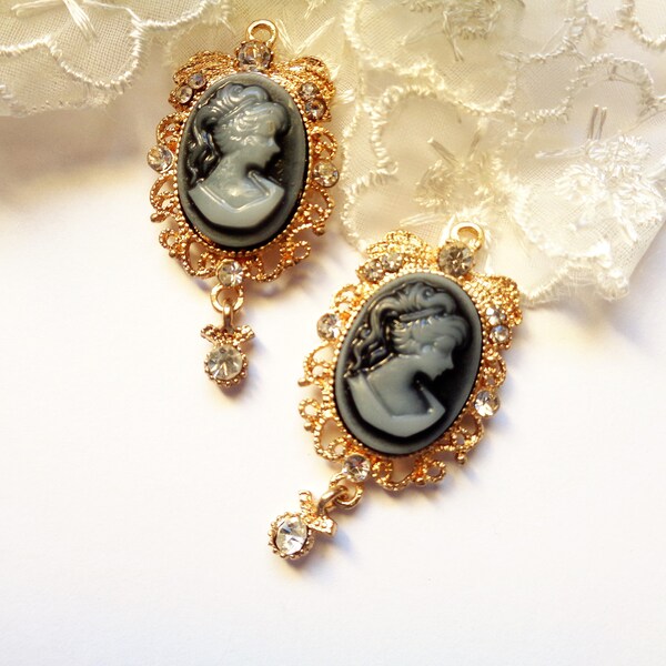 Paire de pendentifs esprit Victorien / Shabby / rétro, camée gris s/doré + strass transparents, 48x20mm - 2 Victorian pendants with cameo