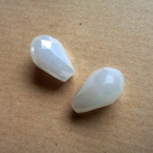 2 o 4 perle a goccia 15 x 10 mm, LACCATA BIANCA PERLA, vetro sfaccettato - 2 o 4 perle a goccia in vetro sfaccettato bianco madreperlaceo 0,59 x 0,39 "