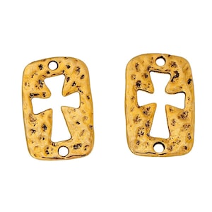 Op de afbeelding: Twee goudkleurige, rechthoekige hangers met een getextureerd oppervlak. Elke hanger heeft een kruisvormige uitsparing in het midden en een gat aan de boven- en onderkant voor bevestiging. De hangers hebben een gehamerde metalen uitstraling.